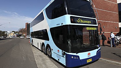 foto Bus Tingkat - Doubke Decker warna putih