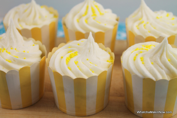 Lemon Poppy Seed Cupcakes w/ Lemon Cream Cheese Frosting - @whatchamakinnow #lemondesserts #recipes