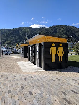 2 weeks in New Zealand Itinerary: singing bathrooms in Picton