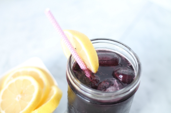 Lemonade Grape Cocktail - Super easy to make and refreshing! 