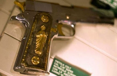 357 Magnum semi automática con agarres dorados sólidos