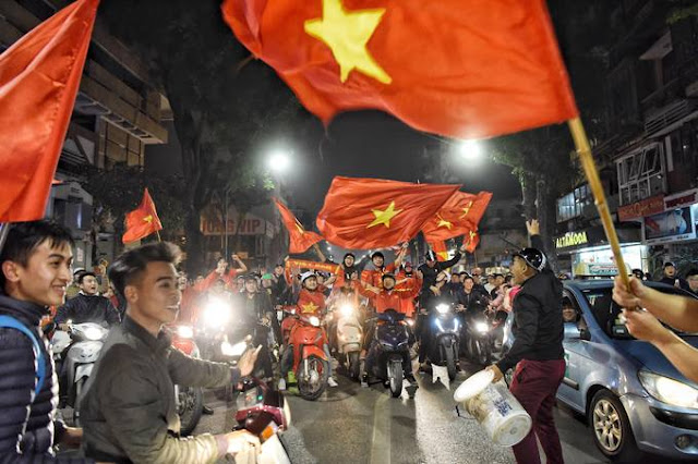 Hàng nghìn người khắp cả nước xuống đường mừng chiến thắng U23 Việt Nam