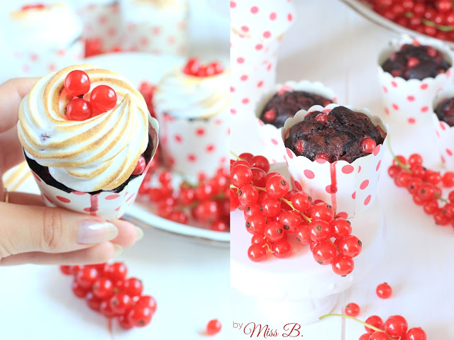 Süß-sauer: Schoko-Johannisbeer-Cupcakes mit Baiserhaube