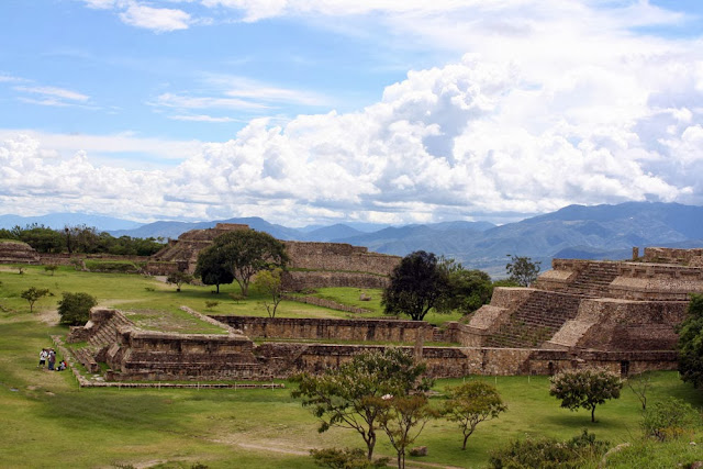 monte alban ruins oaxaca zapotec