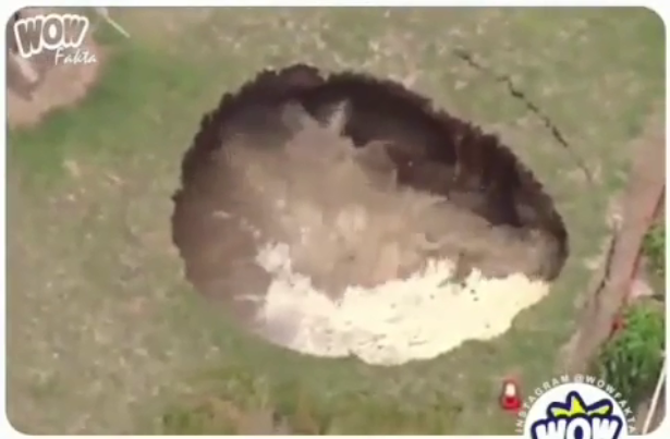 VIDEO : Halaman Belakang Orang Ini Tiba-Tiba Menjadi Kolam Besar VIDEO : Halaman Belakang Orang Ini Tiba-Tiba Menjadi Kolam Besar