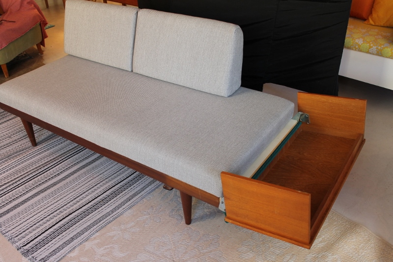 Butiken Blue Corner 50,60 tals dagbädd soffa i grått och teak Butiken Blue Corner 50,60 tals dagbädd soffa i grått och teak