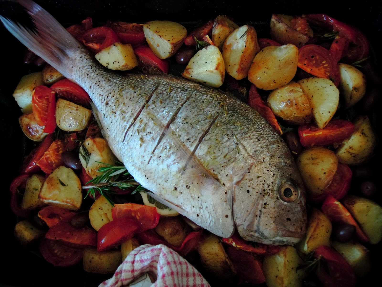 Cuisine Diplomatic Baked fish with tomatoes and olives