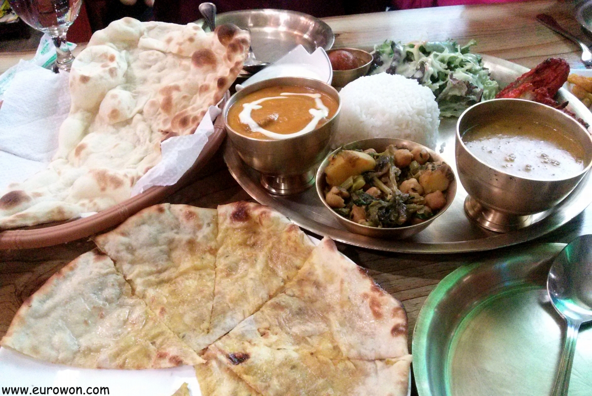 Comida nepalí en un restaurante indio de Seúl