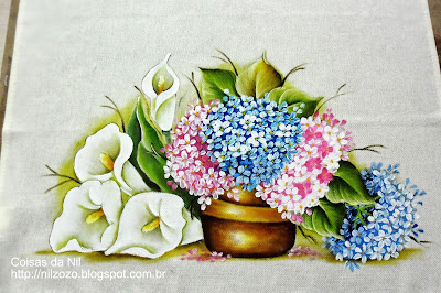 pintura em tecido vaso com hortensias e copos de leite
