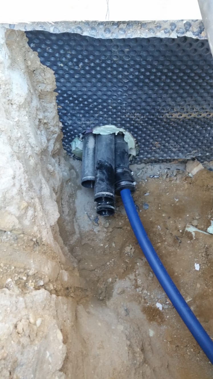 Hausbau Nadine, Max & Alex: Hausanschlüsse für Wasser und Abwasser