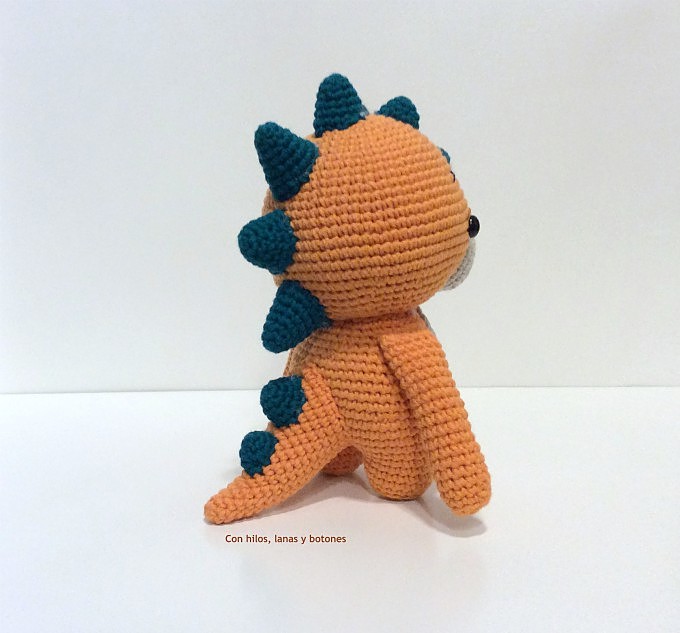 Con hilos, lanas y botones: Dinosaurio amigurumi