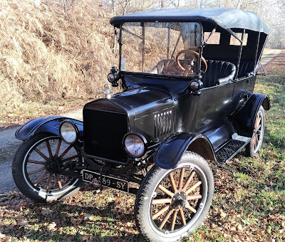 Ford T Touring de 1922, cabriolet, disponible avec chauffeur pour votre mariage ou évènement.