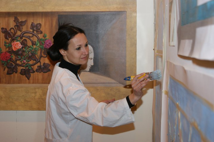 Trompe-Stefania Manca mentre dipinge al Salone Internazionale Dell'artigianato di Pregio di Locarno