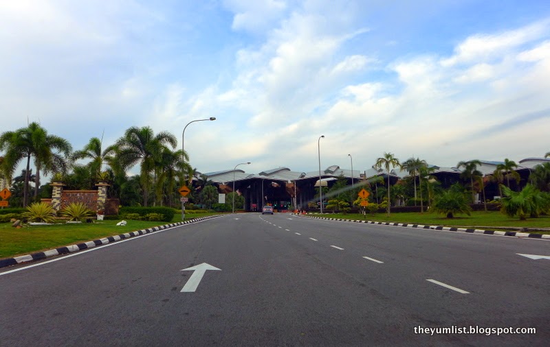 Malaysian Inmigration Before Reaching Tuas Checkpoint Malaysian Border Control heading to Singapore in route to Tuas Check Point