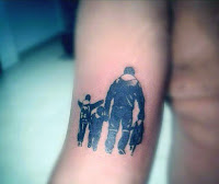 tatuaje padre con sus hijos de la mano