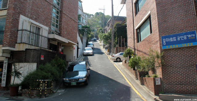 Calle típica de un barrio de Seúl