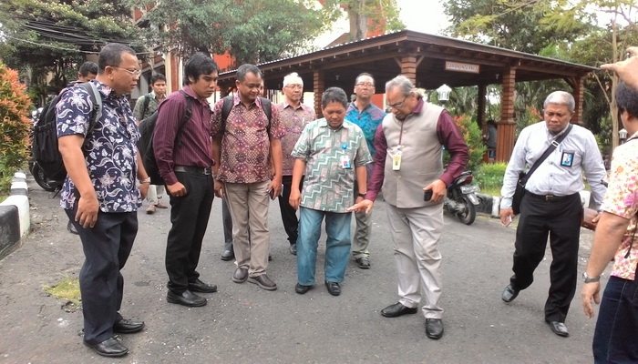 Indonesia Belajar Kelola Sampah Plastik untuk Jalan Aspal dari India