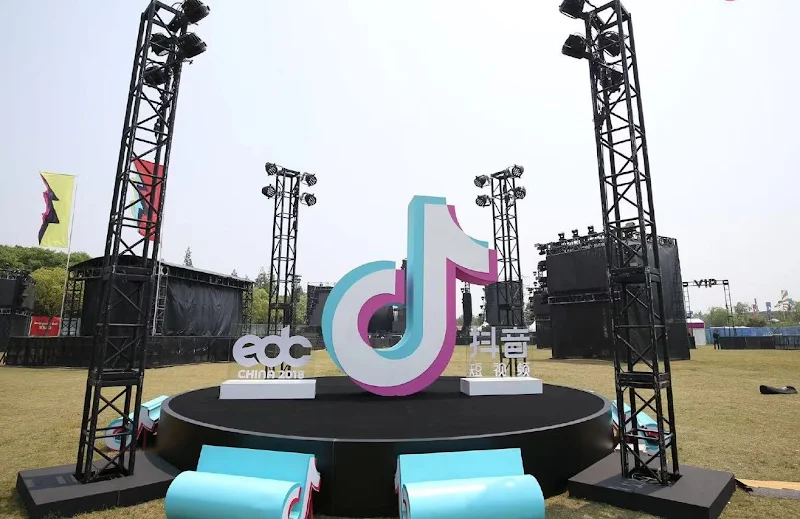TikTok is rapidly climbing the app download charts, and is taking aim at Snapchat and Twitter users