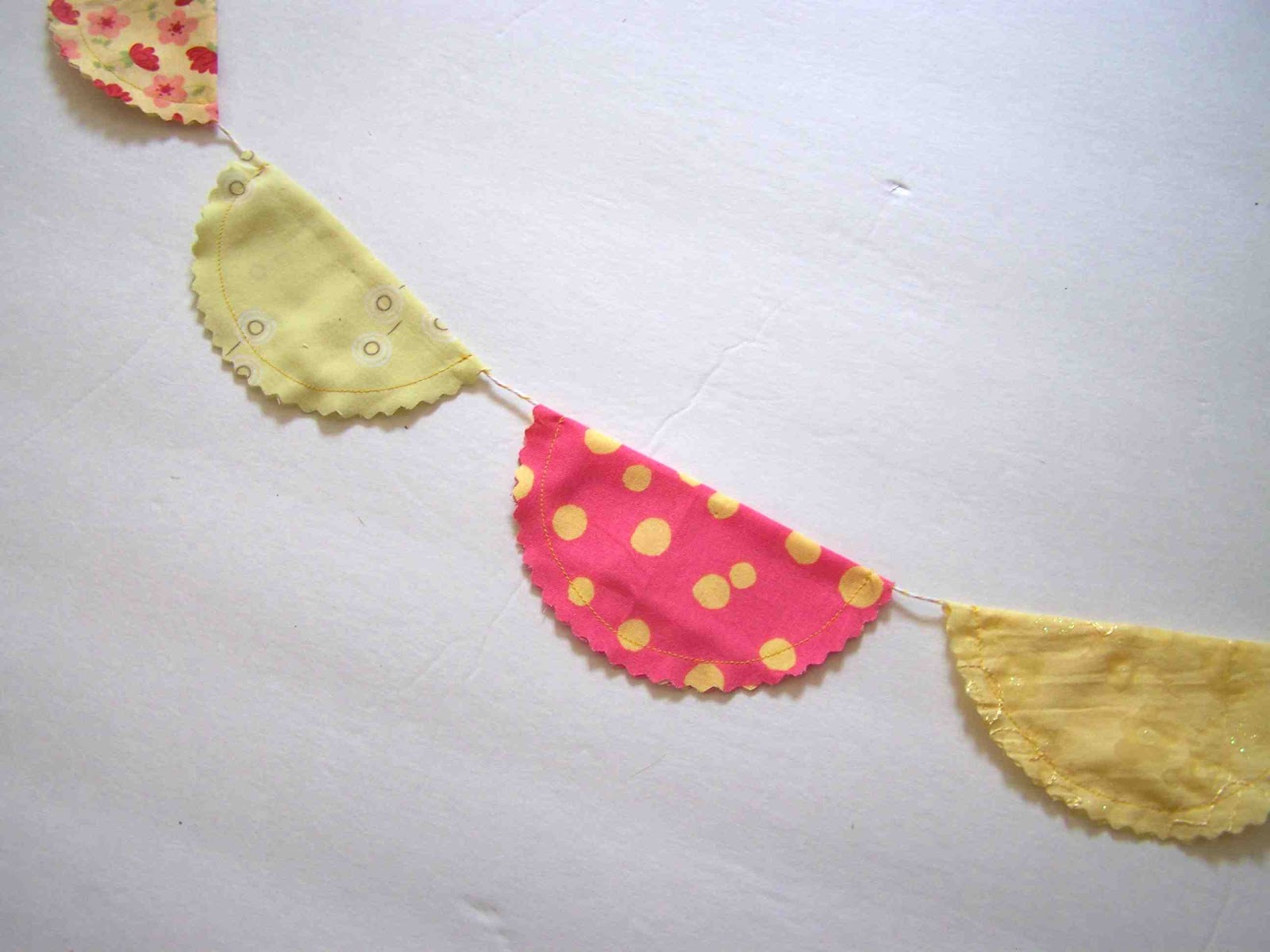 Made by Me. Shared with you.: Tutorial: Low and No Sew Scallop Garlands