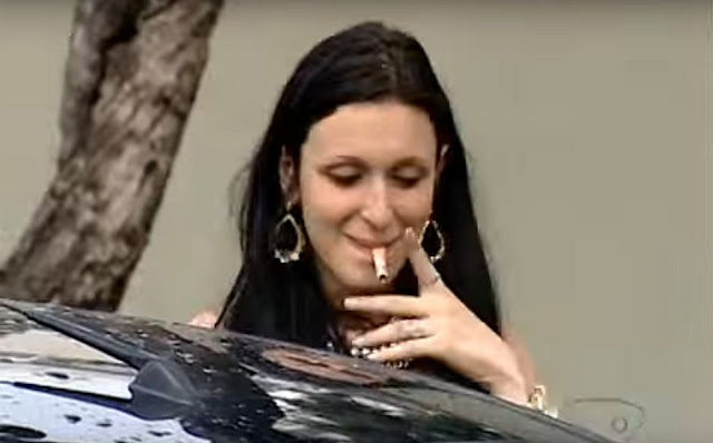 Jovem que 'fumou dinheiro' em abordagem policial passa em concurso para delegada; vídeo