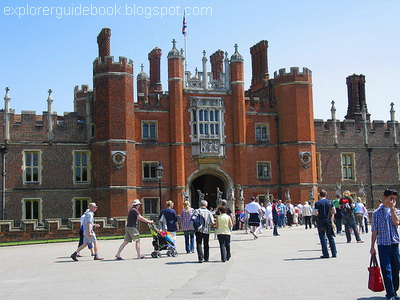 Istana Hampton Court Palace Inggris