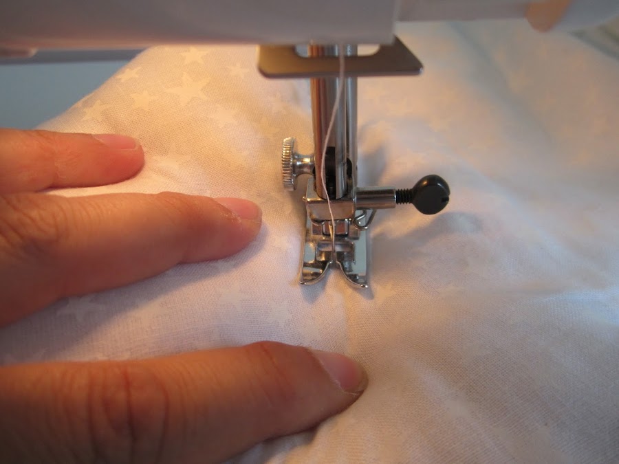 mis nancys, mis peques y yo, tutorial DIY cojín con forma de estrella de Navidad, pespunte entre estrella y cola