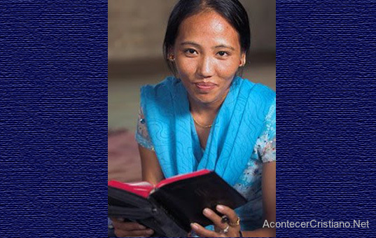 Mujer de Nepal leyendo la Biblia