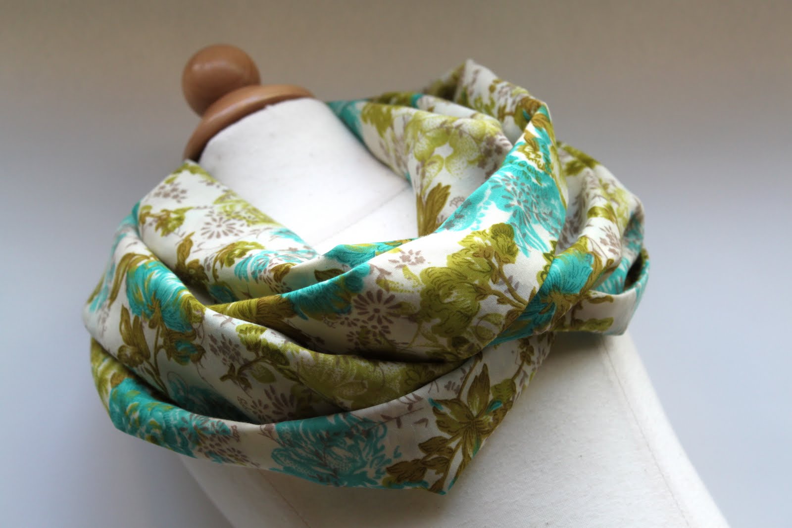 Lightweight Spring Infinity Scarf Tutorial - The Cottage Mama