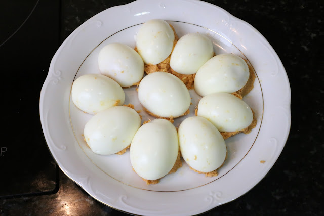 Huevos rellenos de atún y tomate