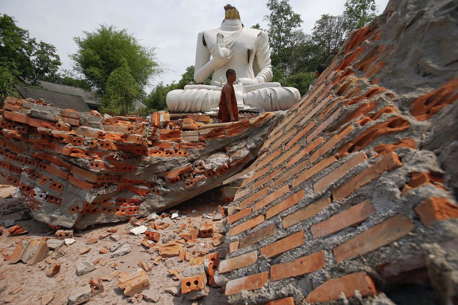 Землетрясение в тайланде новости. Землетрясение Тайланд 1999. Таиланд землетрясения. Землетрясение в Тайланде. Белый храм в Тайланде после землетрясения.