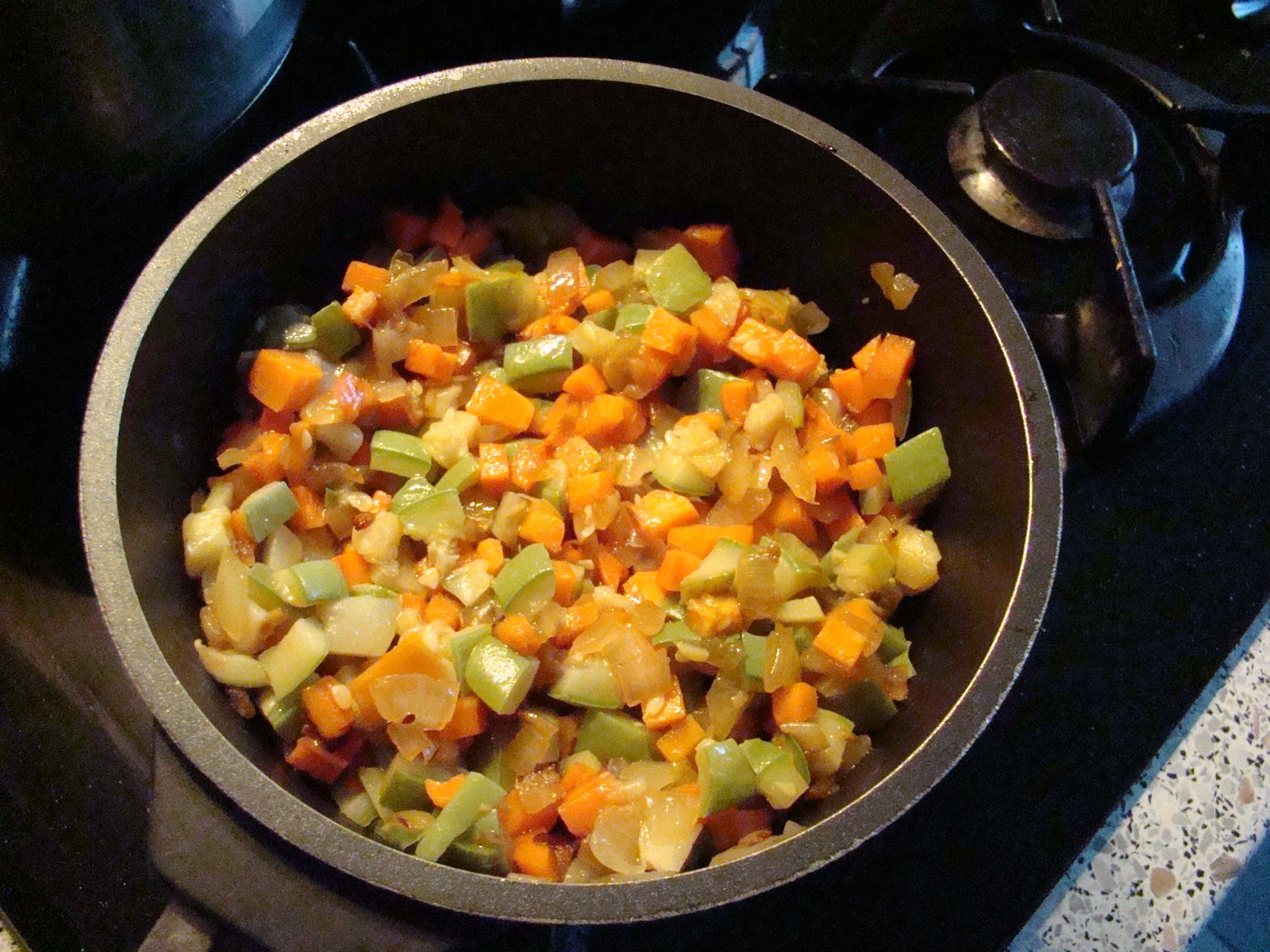 Кабачки овощи в мультиварке. Овощное рагу на сковороде. Рагу из кабачков на сковороде. Овощное рагу с кабачками в мультиварке. Кабачковое рагу на сковороде.