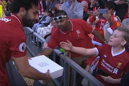 مشجع ليفربولي يهدي محمد صلاح سجادة صلاة