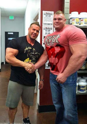 55 cm Oberarmumfang extrem muskulöser Bodybuilder lustig 55 cm Oberarmumfang extrem muskulöser Bodybuilder lustig