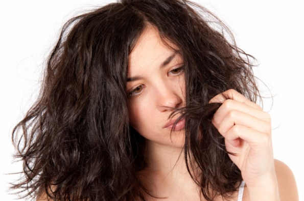 Apa anda juga termasuk orang yang memiliki rambut mudah kering? jika iya, anda dapat mencoba beberapa tips agar bisa mengatasi masalah rambut yang mudah kering. 