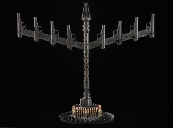 al farrow esculturas relicários templos religiosos símbolos armas munição Menorá