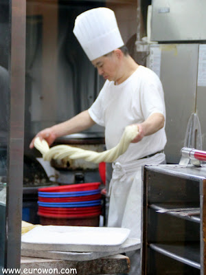 Cocinero chino haciendo fideos a mano en Corea del Sur
