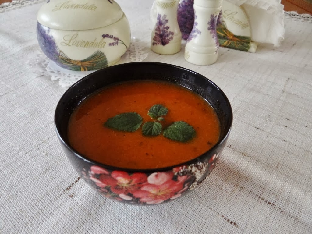 Rozgrzewająca zupa marchewkowo-pomidorowa z imbirem