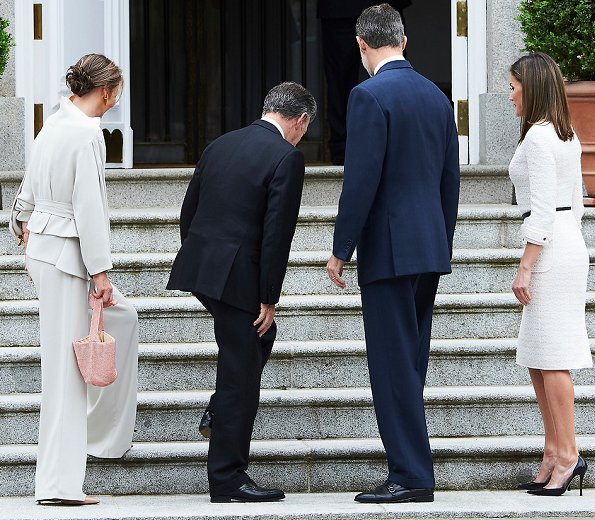 Queen Letizia wore a white Felipe Varela skirt suit, blazer and Magrit Pumps and diamond earrings. Juan Manuel Santos and María Clemencia Rodríguez