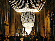 . shopping con i numerosi negozi di abbigliamento ed atelier sparsi nelle .