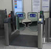 Barreras para minusválidos en el metro de Londres.