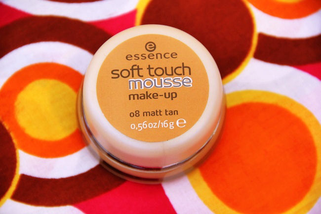 Essence Soft touch mousse foundation 08 matt tan
