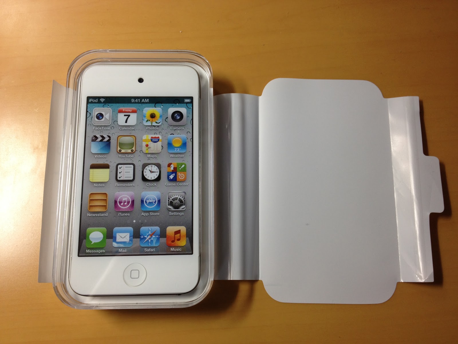 白いフィルムに包まれた iPod Touch 4G | Tempus - 昨今明日