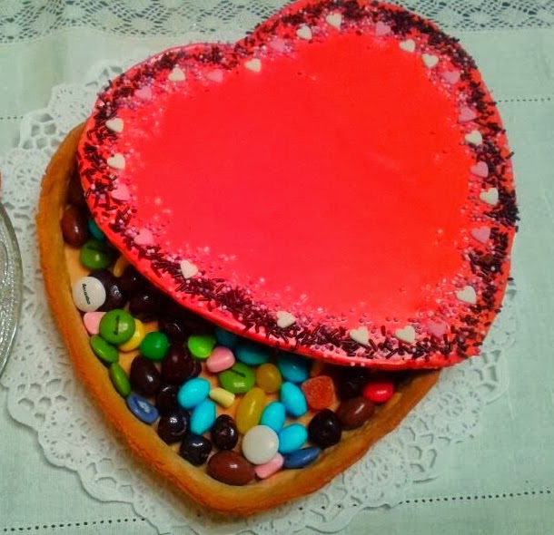 http://ladulzurademari.blogspot.com.es/2014/01/bombonera-de-galleta-san-valentin.html