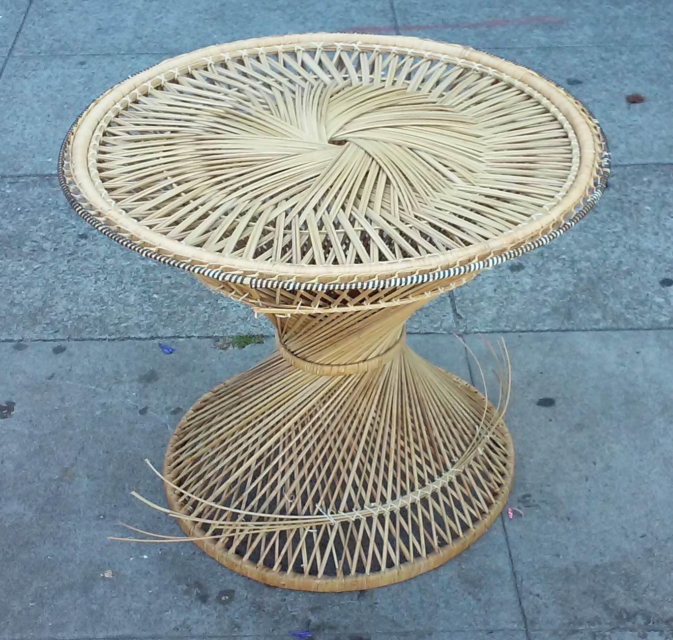 UHURU FURNITURE & COLLECTIBLES SOLD 1667 26" Diameter Vintage Wicker