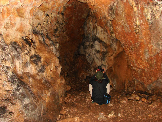 Олег фотографирует пещеру