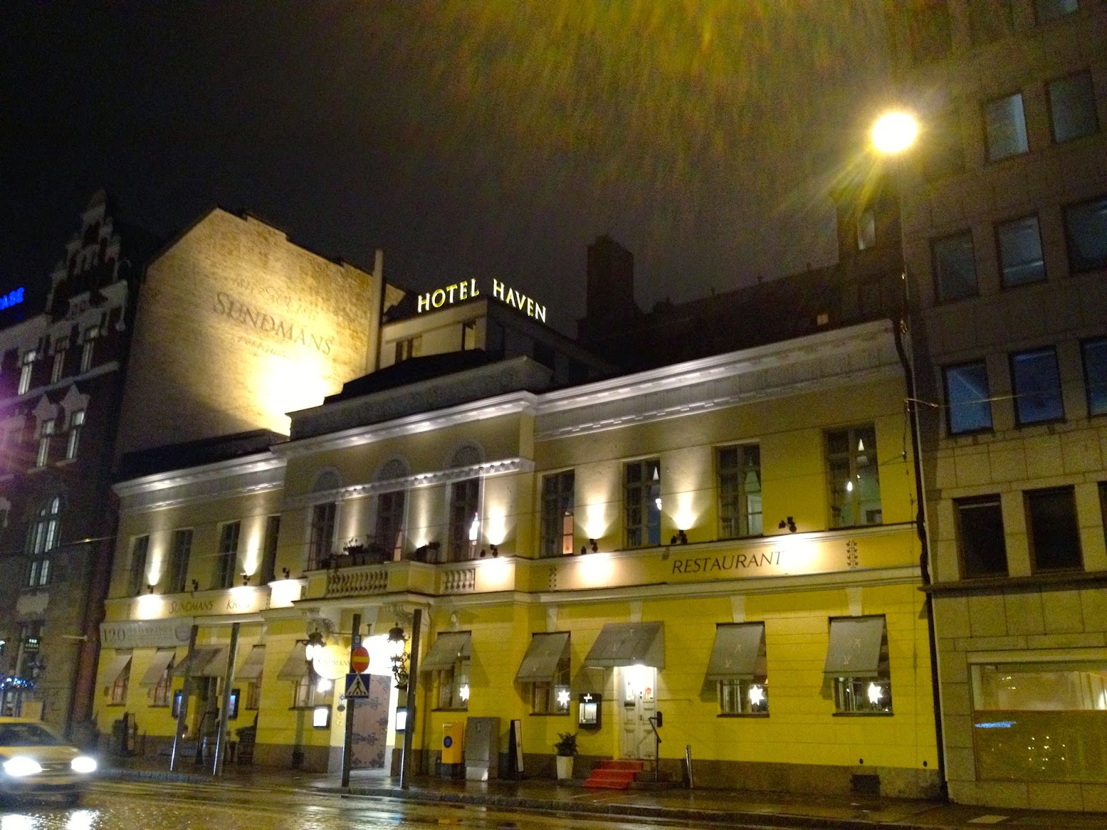 Hotel Haven sett fra utsiden på natten i lys