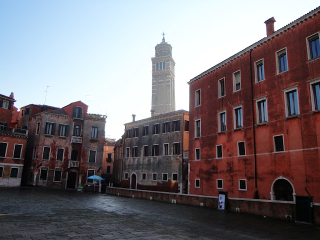Zvonice kostela Santi Stefano v Benátkách. Její náklon dosahuje téměř 2 metrů