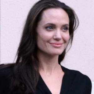 Angelina Jolie gasta US$15 mil en un tratamiento facial