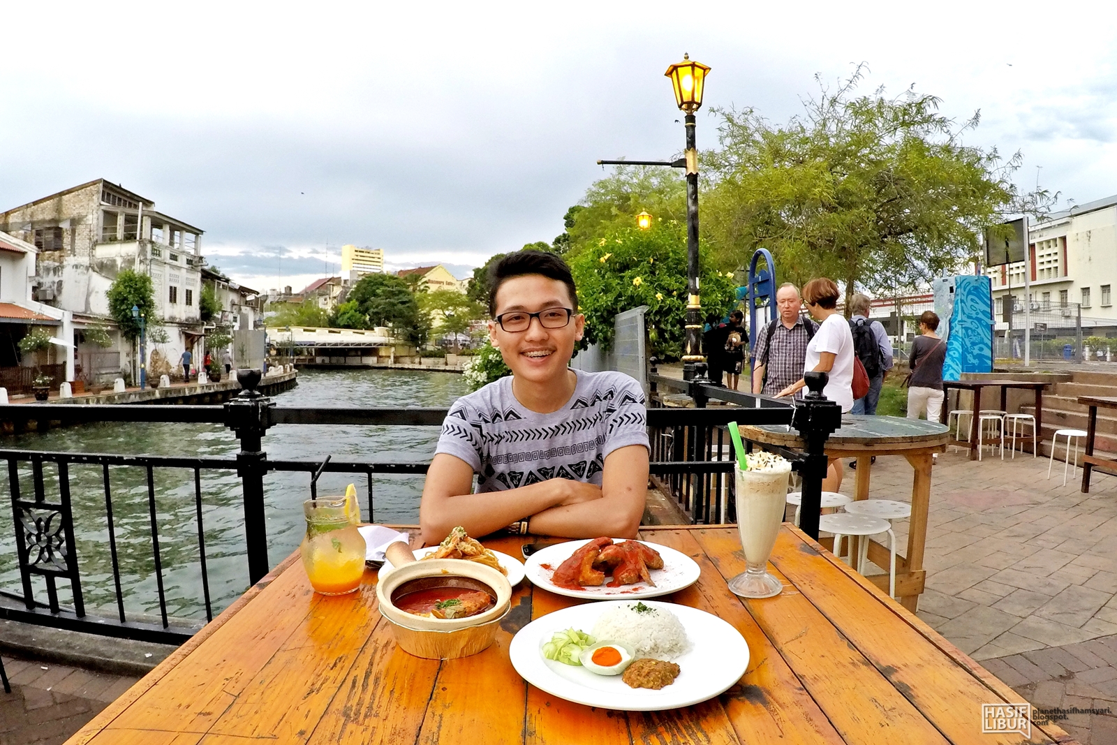 Makan Di Tepi Sungai Melaka Di The Street Kitchen