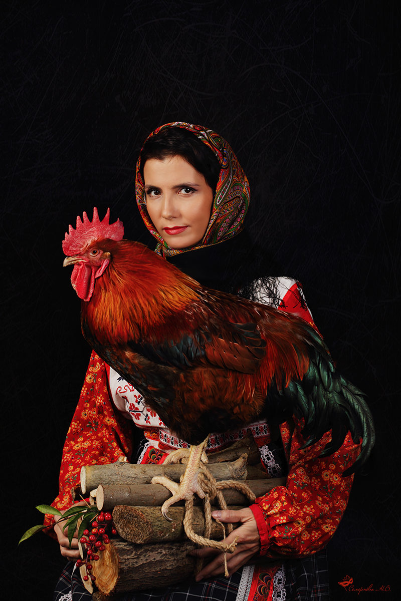 фотосессия с курицей. петух с девчонками. девушка с курицей. девочка с петухом. девушка с петухом фотосессия.